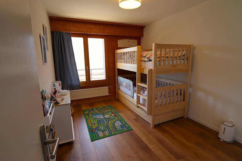 Ganze Wohnung, Aussen: Wohnung im 3. Stock eines 5-stöckigen Gebäudes am Eingang des Dorfes, Aufzug, Südbalkon mit in Saint Luc, Anniviers