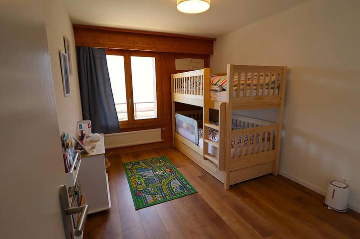 Ganze Wohnung, Draußen: Wohnung im 3. Stock eines fünfstöckigen Gebäudes am Eingang des Dorfes, Aufzug, nach Süden in Saint Luc, Anniviers