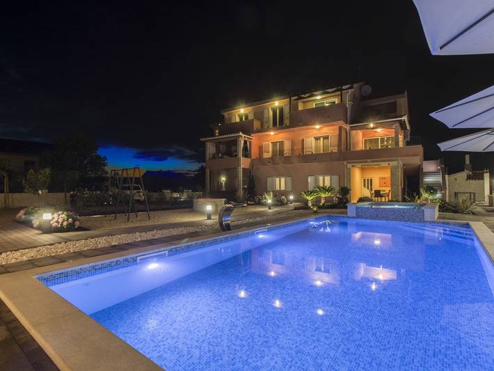 Ferienhaus für 12 Personen, mit Balkon/Terrasse und Terrasse sowie Pool in Grad Šibenik