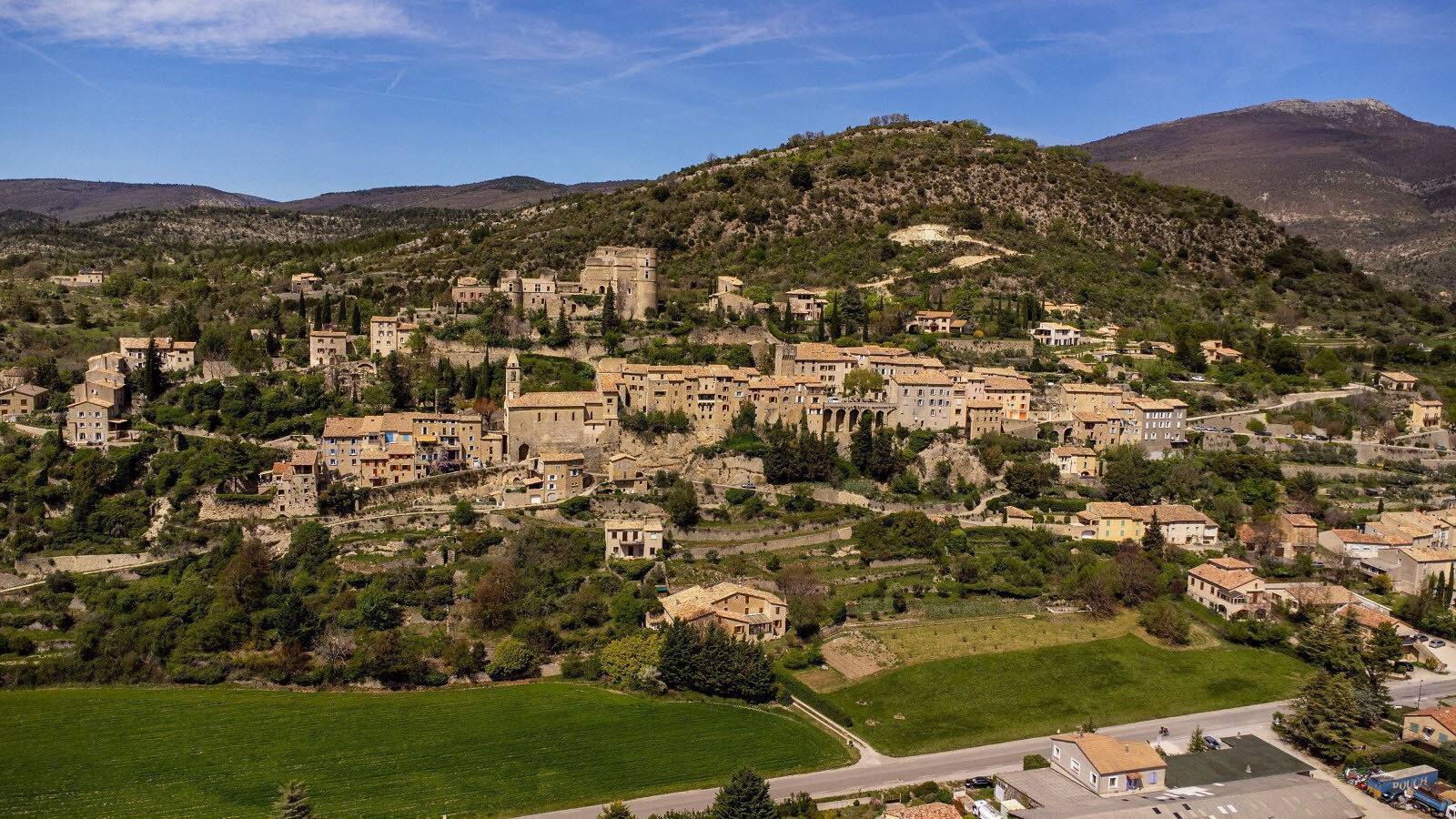 Casa de vacaciones 'Notre Dame' con vistas a la montaña, terraza privada y Wi-Fi in Montbrun-les-Bains, Región de Nyons