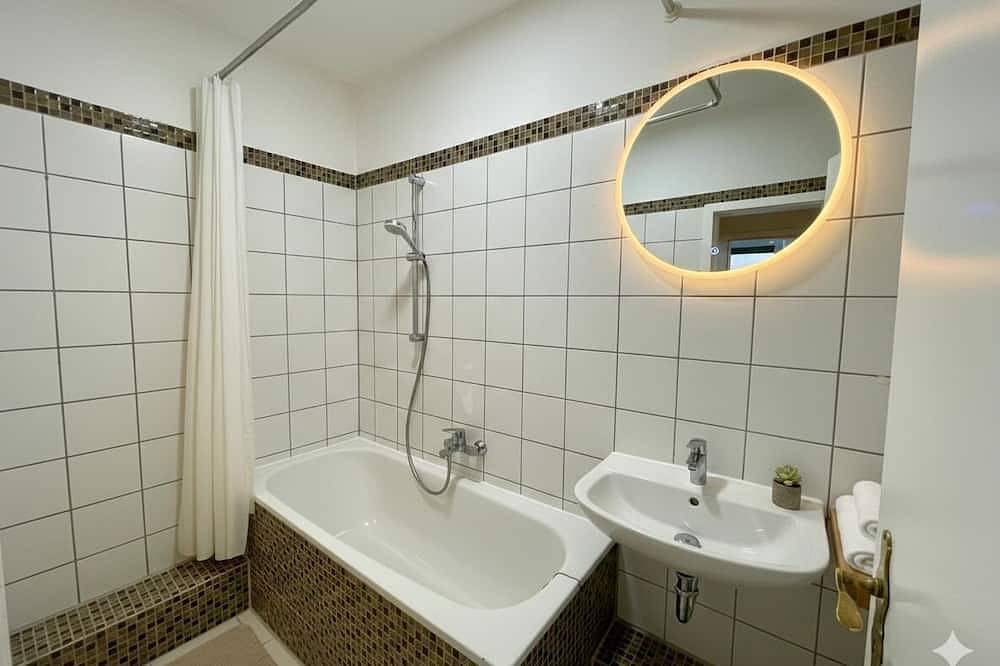 Ganze Wohnung, Homebase mit Küche und 5 Einzelbetten zentral gelegen in Krefeld, Niederrhein