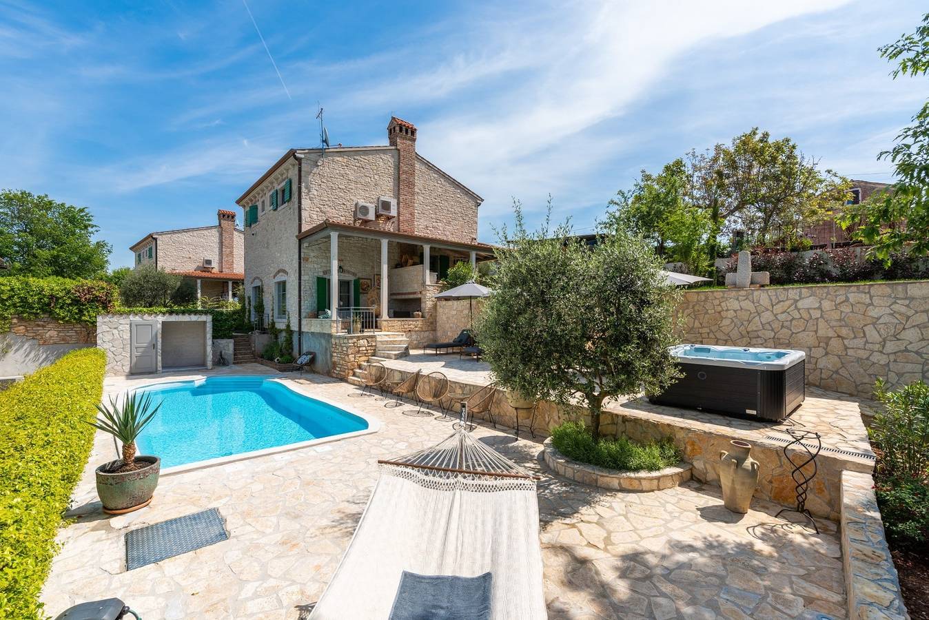 Villa Momento – Das istrische Refugium
Elegante Villa mit privatem Pool und Jacuzzi, umgeben von ruhiger istrischer Natur. in Vizinada, Zentralistrien