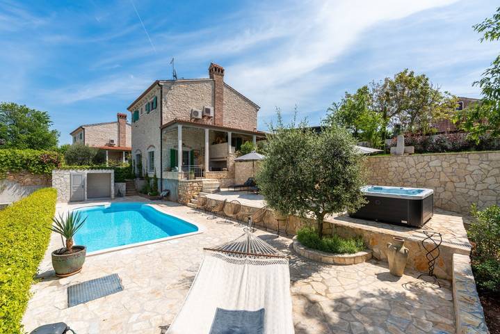 Ferienhaus für 8 Personen, mit Pool und Garten