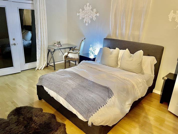 Vacation rental for 12 people, with yard and hot tub, with pets in West Los Angeles