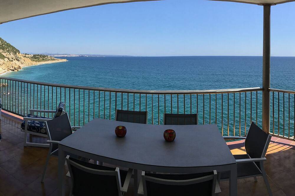 Appartement entier, Salou très bel appart climatisé 1ère ligne mer , wifi, accès direct mer, Garage in Salou, Costa Dorada