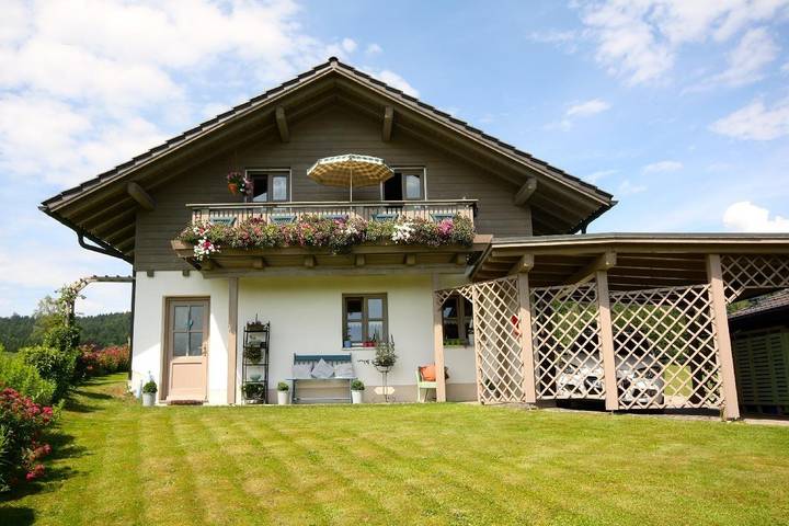 Ferienhaus für 4 Personen, mit Balkon und Terrasse sowie Garten und Seeblick im Bayerischer Wald