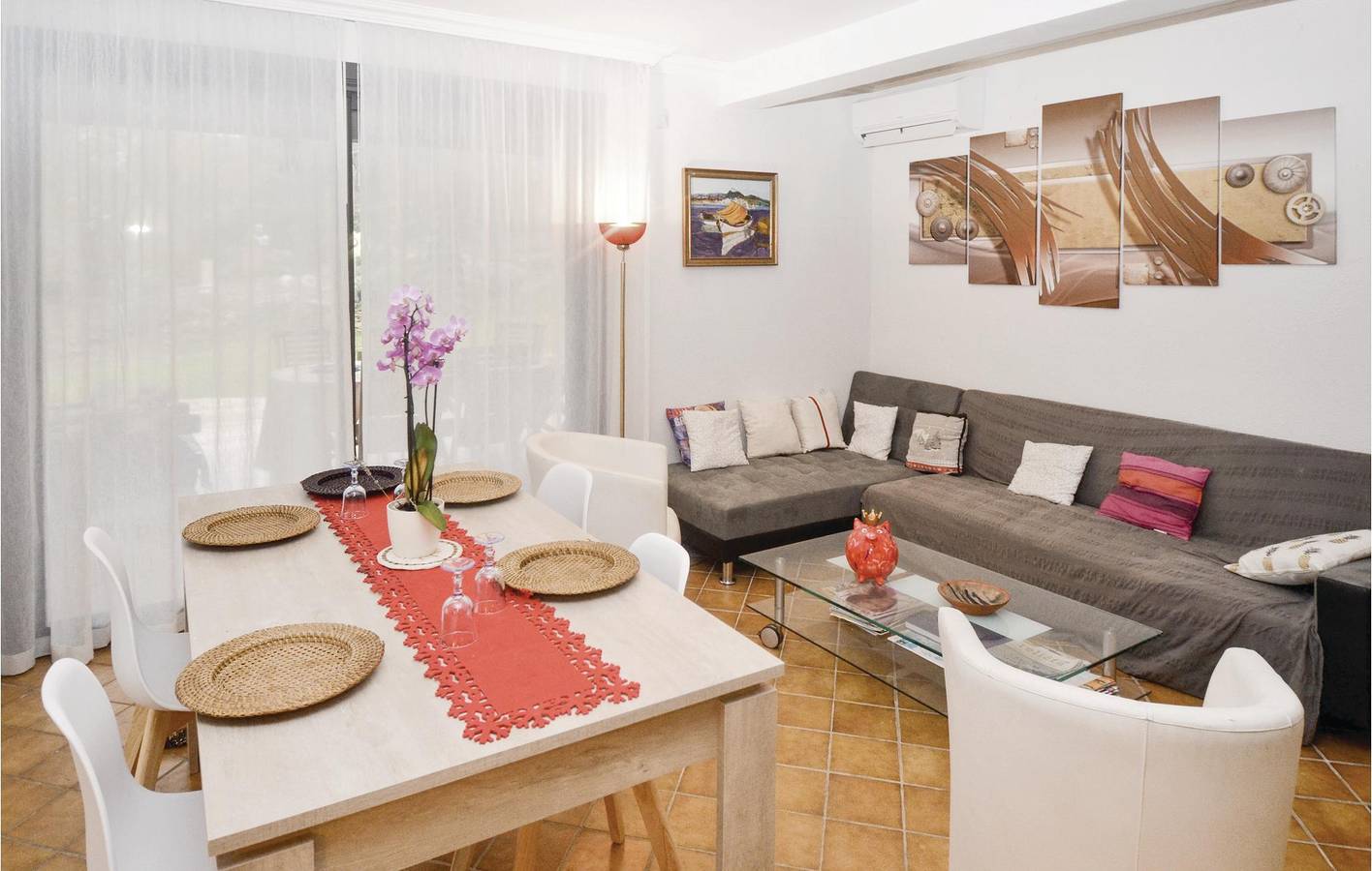 Appartement au bord de la piscine près de Saint-Christol (34 caractères) in Salazac, Région de Nîmes