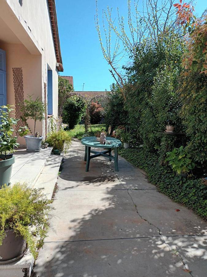 Gîte pour 2 personnes, avec terrasse ainsi que vue et jardin, animaux acceptés à Sénas - 4