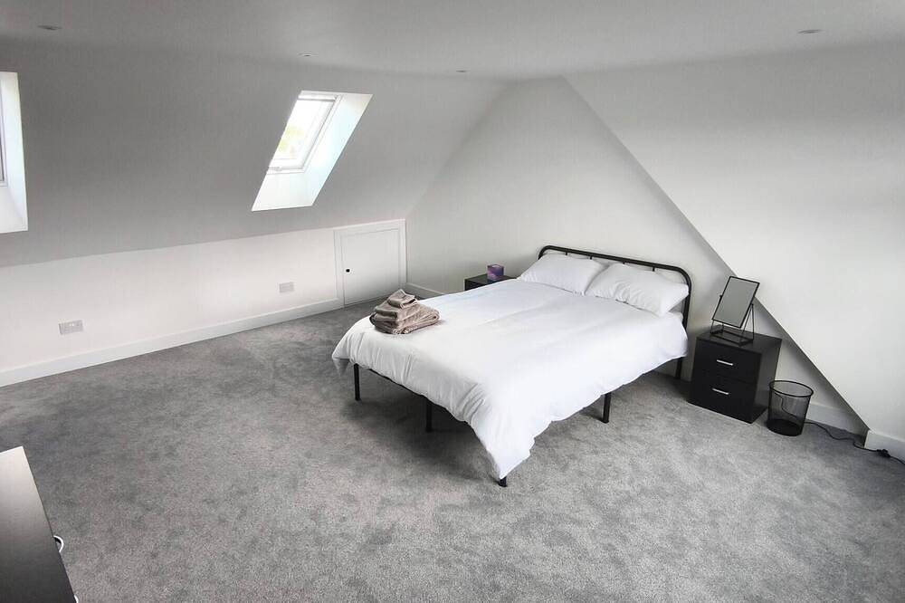 Großes Doppelzimmer mit eigenem Bad in einem schönen neuen Zuhause in Chelmsford, Essex