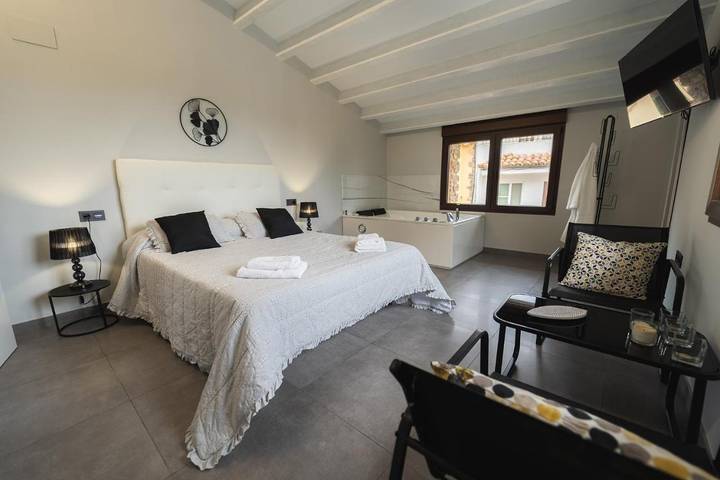 Casa rural para 4 personas, con Balcón y Jacuzzi además de Terraza y Piscina en Villar de Canes