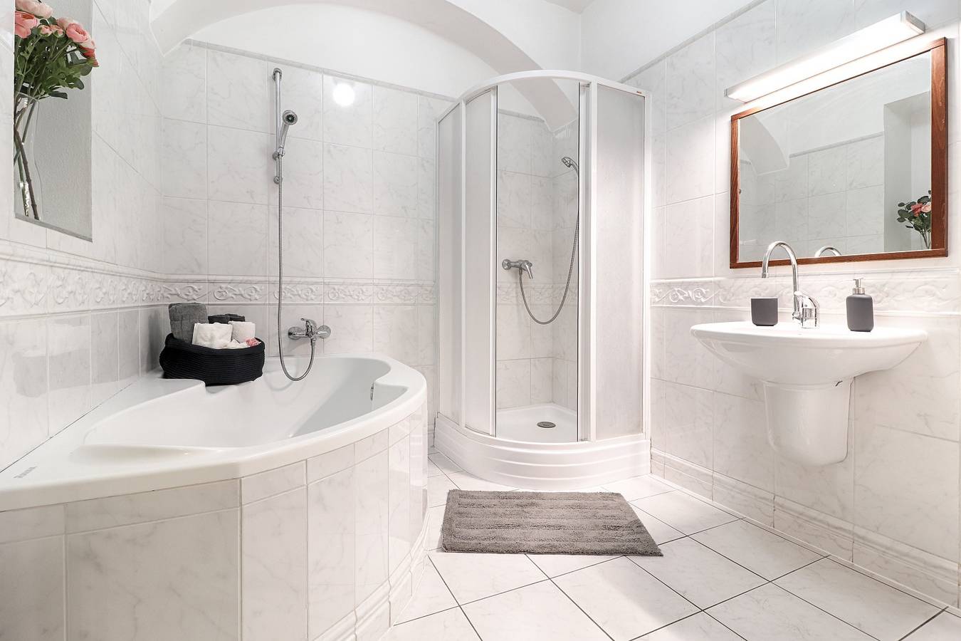Entire holiday apartment, 2 Bed Flat - Sleeps 6 - Pets - Wifi in Prague, Central Bohemia