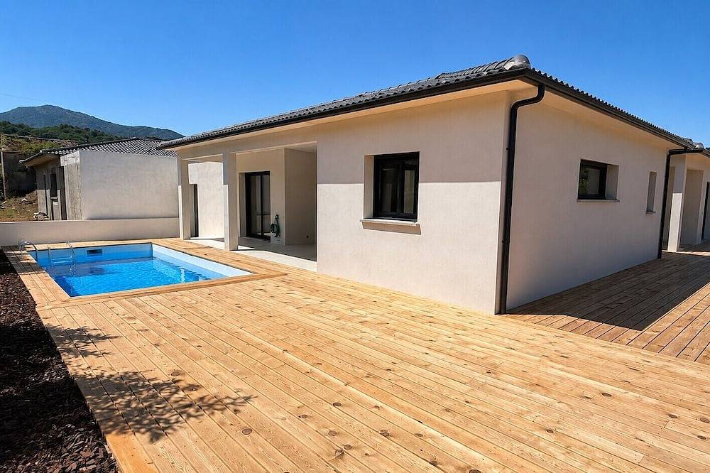 Magnificent 4-bedroom luxury villa with a private pool in Santa-Lucia-di-Moriani, Corte region