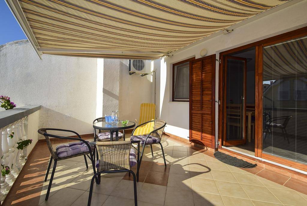 Ganze Wohnung, 1-Zimmer-Ferienwohnung mit Terrasse Drage, Biograd A-17392-b in Drage (Pakoštane), Zadar