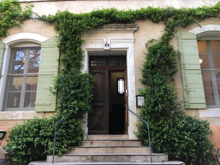 Hôtel pour 2 personnes, avec terrasse, animaux acceptés dans Office De Tourisme D Arles Camargue