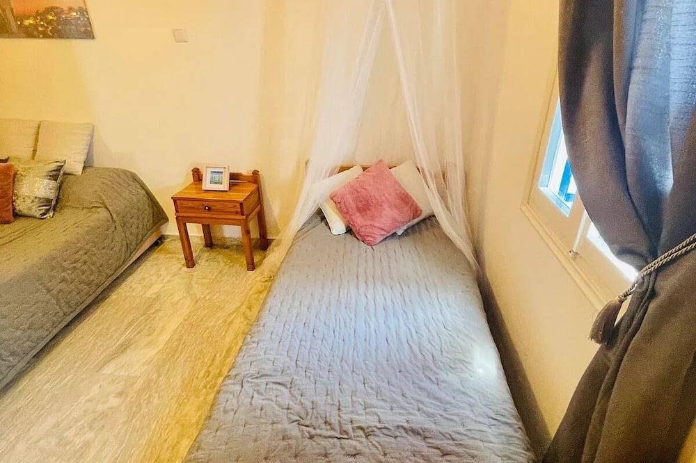 Ganze Wohnung, No:3 Self Catering family apartment short walk to Agathopes, Komito and Fetouri in Poseidonia, Syros