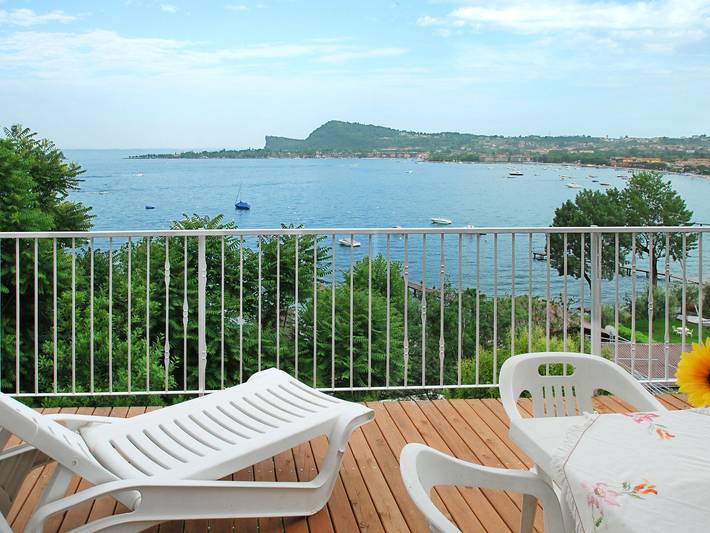 Ferienwohnung für 4 Personen, mit Seeblick und Garten sowie Terrasse und Kinderpool, mit Haustier in Manerba del Garda