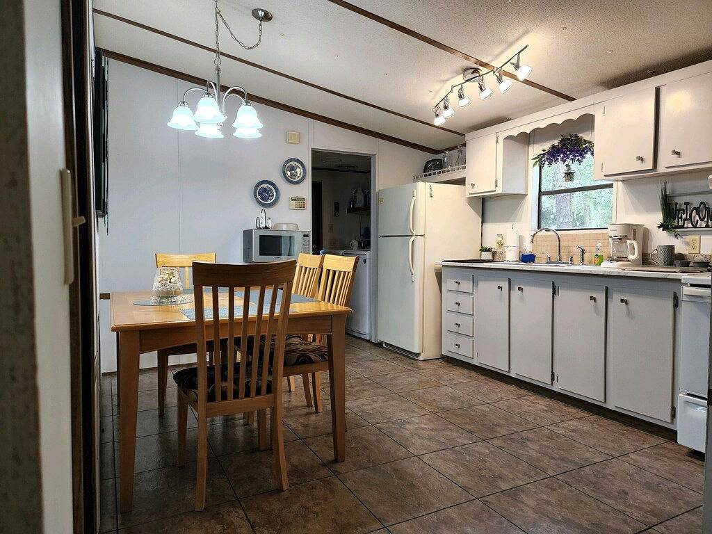 1-1/2 acre Park like wooded setting. Clean 3/2 with plenty of parking. in Homosassa, Citrus County