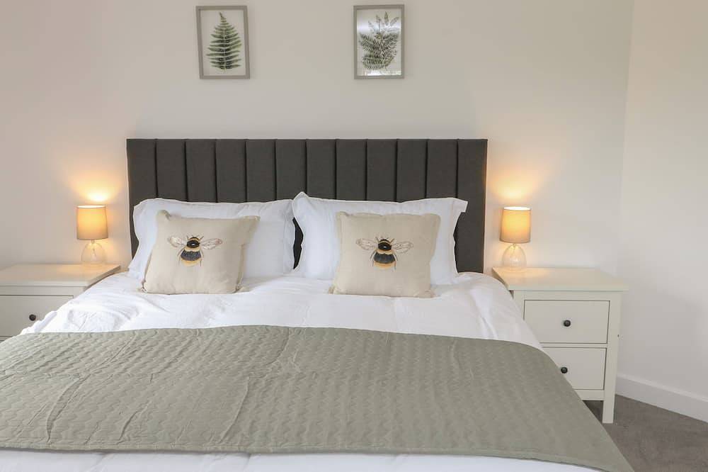 Bay Tree Cottage, pet friendly, with open fire in Llanrug in Gwynedd