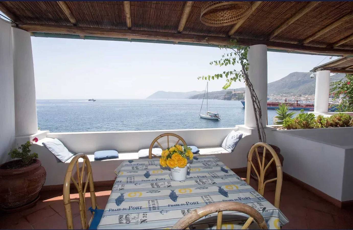 Entire apartment, Spacious Apartment with Sea View in Lipari in Lipari