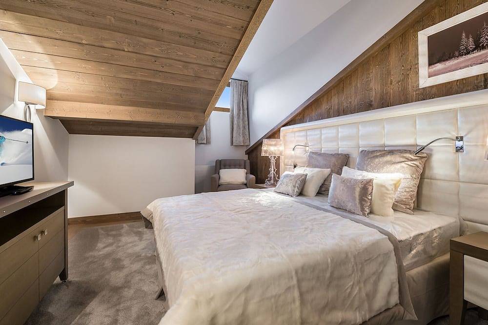 Entire apartment, Stylish Apartment Near Slopes with Parking, Fitness, and Stunning Views in Courchevel Village in Saint-Bon-Tarentaise, Les Trois Vallées