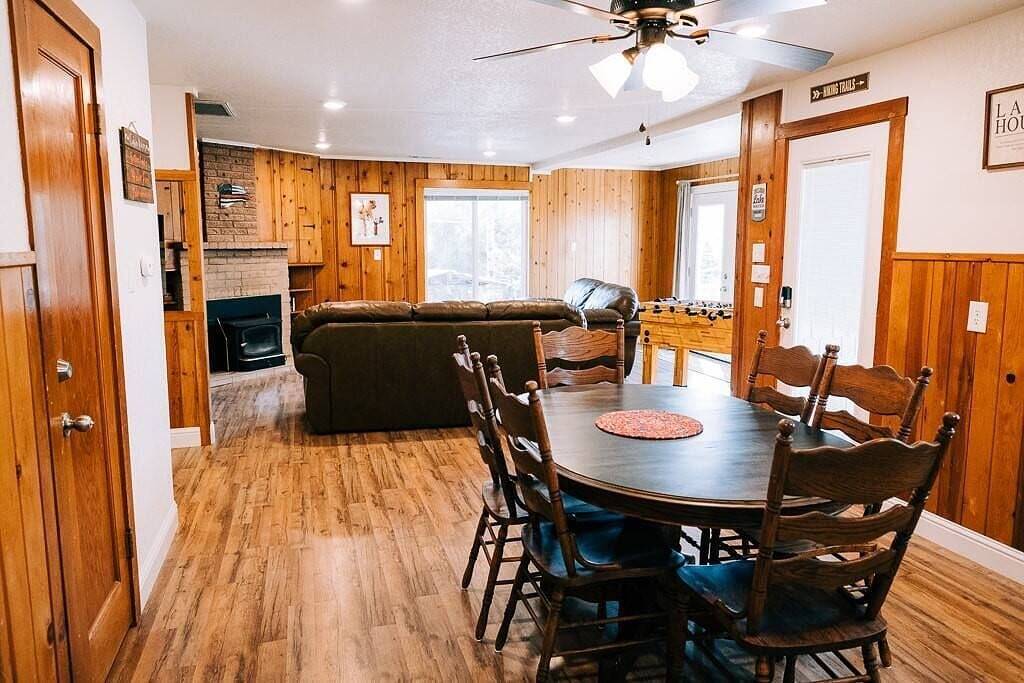 Al fresco dining with lake views, close to Yosemite, walk to lake, foosball in Bass Lake