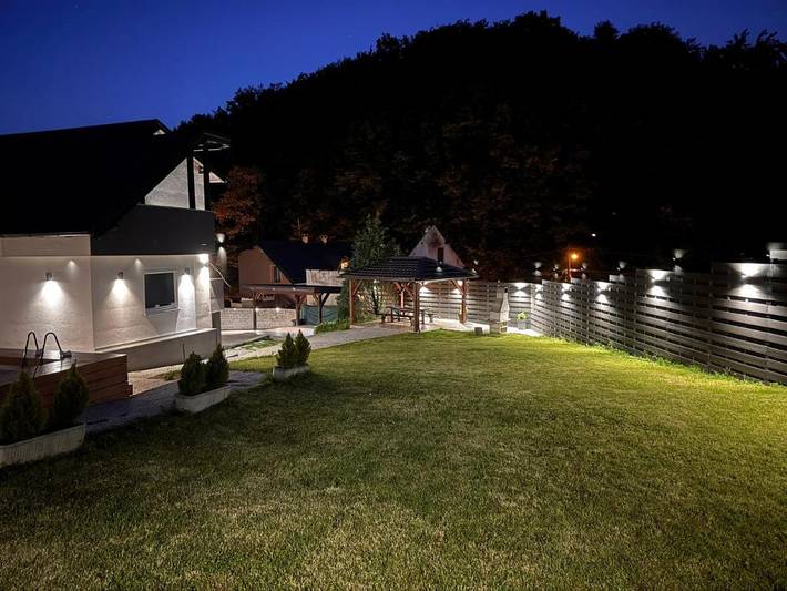 Villa pour 15 personnes, avec Balcon et Terrasse ainsi que Jardin et Piscine à Zagreb