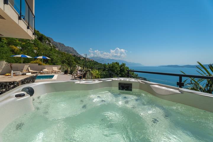 Villa Matea mit Meerblick, 4 Schlafzimmern mit eigenem Bad, Whirlpool, Sauna und privatem Pool in Lokva Rogoznica, Omis-Riviera