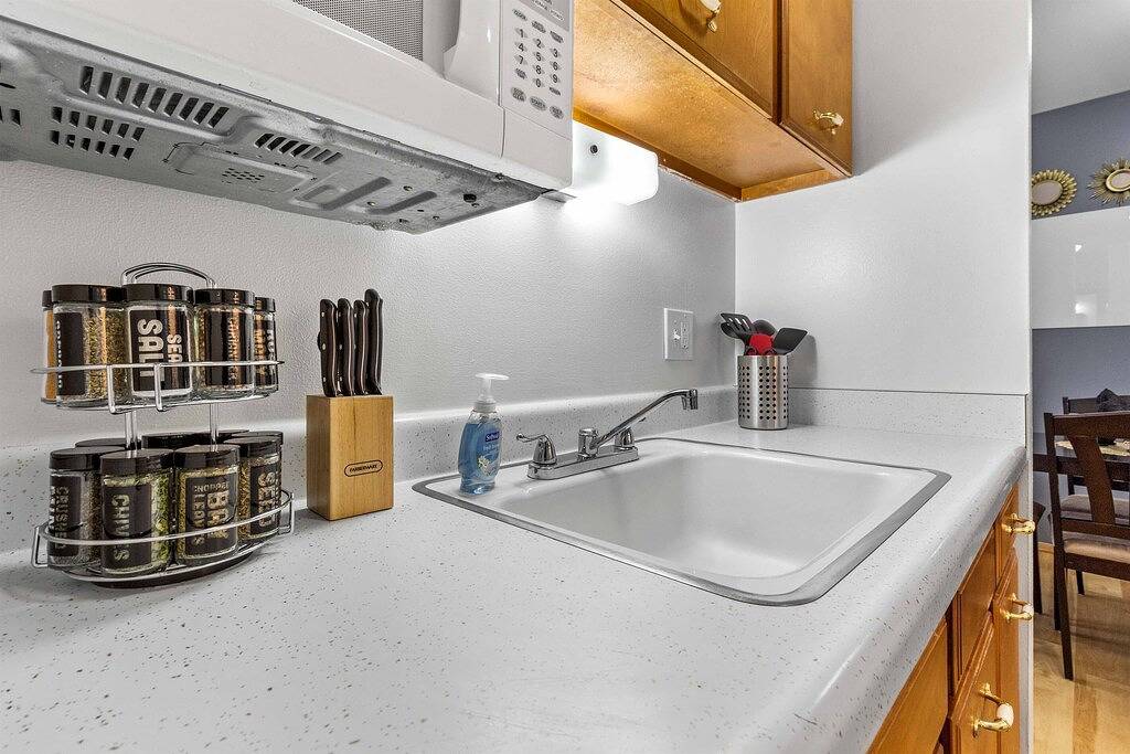 Ganze Wohnung, King Bed - Fast Wifi ~ Near Froedtert ~ Undergrnd Parking in Wauwatosa, Milwaukee County