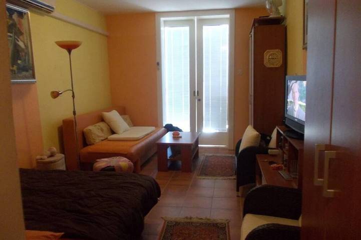 Ferienwohnung für 2 Personen, mit Garten und Balkon sowie Pool, mit Haustier in Karlobag