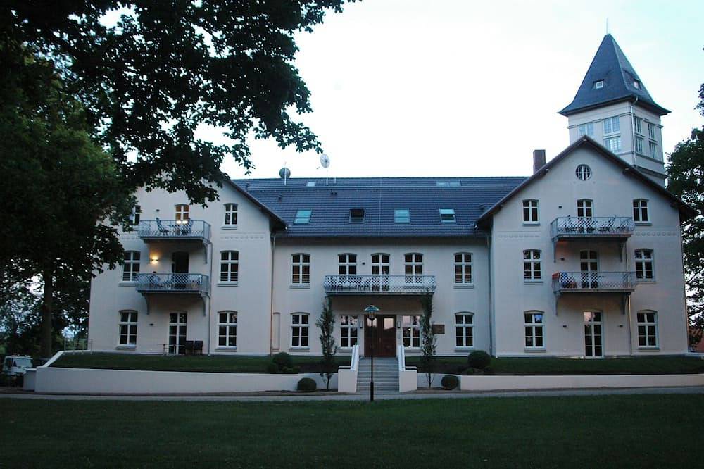 Ganze Wohnung, Schloss am Meer, 3 Zi., Kühlungsborn / Rerik mit Ostseeblick, Sauna, Kamin in Hohen Niendorf, Bastorf
