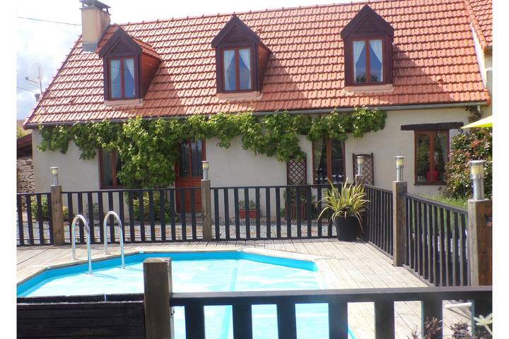 Location de vacances pour 10 personnes, avec Terrasse ainsi que Jardin et Piscine dans Saint-Amand-Montrond - 3