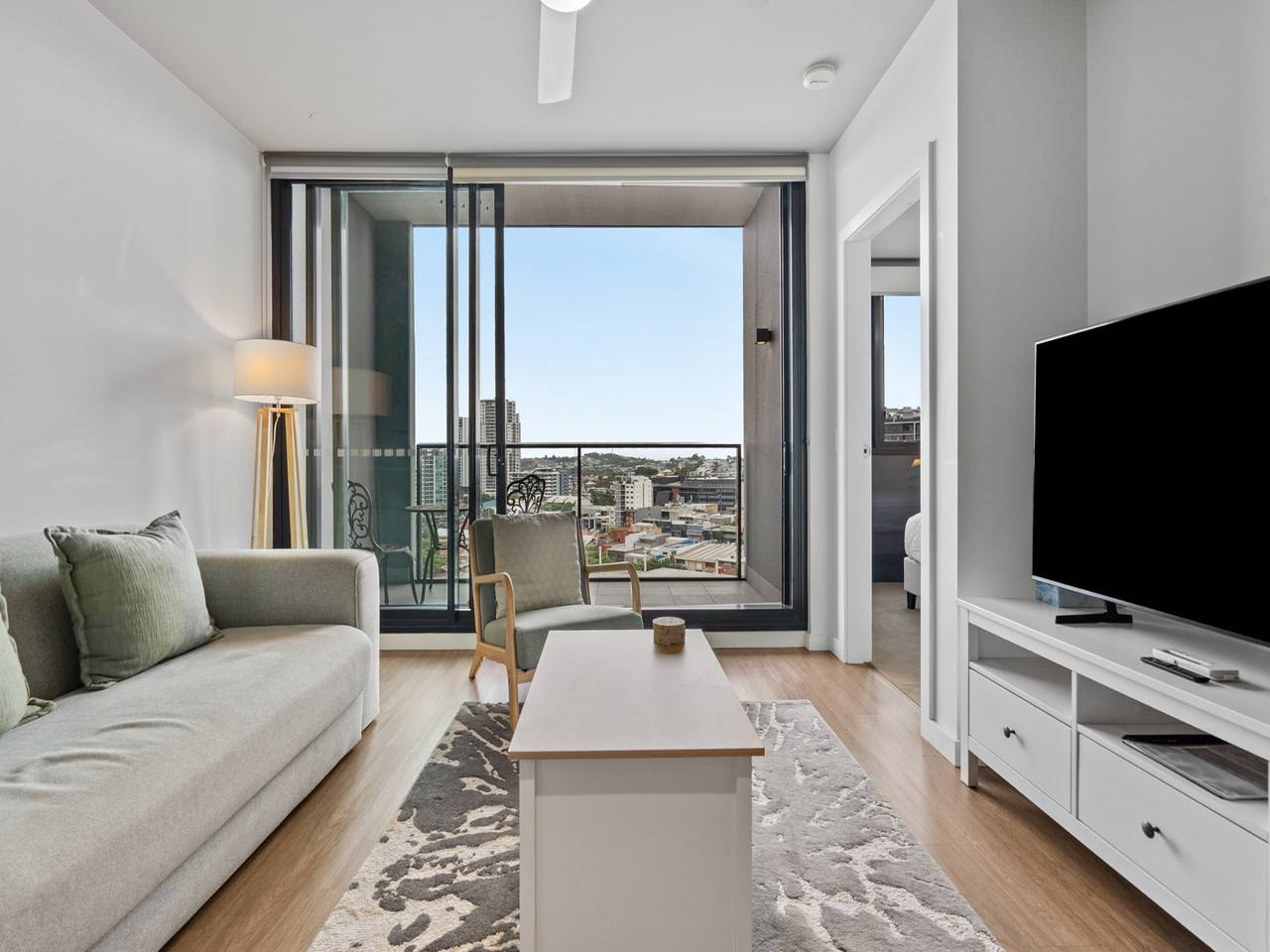 Entire apartment, Bright 2-Bed Apartment in Bowen Hills in Fortitude Valley, Brisbane