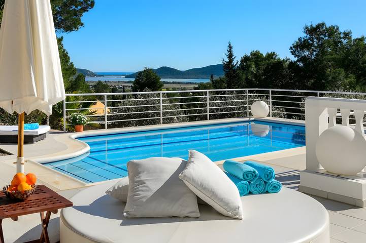 Can Damià – Villa con piscina privada y vistas al mar en Sant Josep de sa Talaia, Ibiza in Es Codolar, Sant Josep de sa Talaia