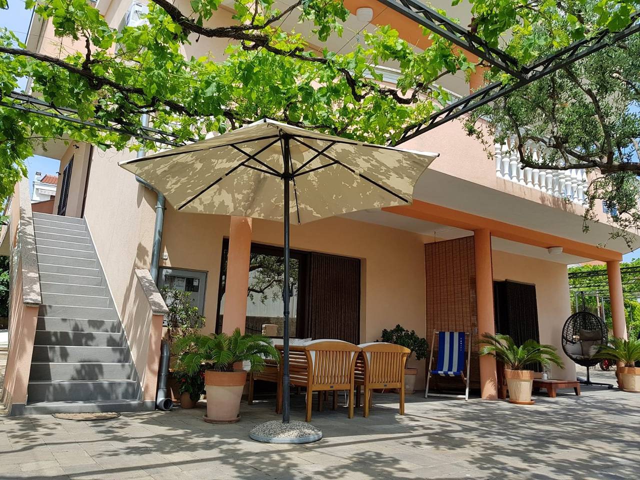 Ganze Wohnung, Nicely decorated apartment Neda by the sea in Pakostane, Zadar