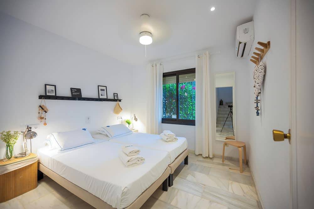 Typical beach house, ping pong table, pool (45m2), garden in Las Chapas, Marbella