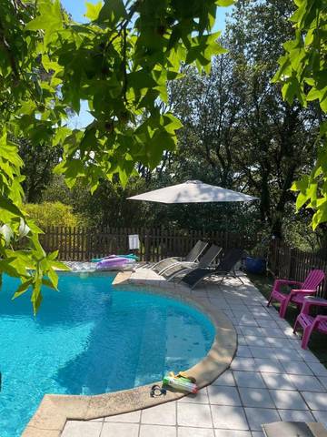 Location de vacances pour 4 personnes, avec piscine ainsi que jardin et vue à Miramas