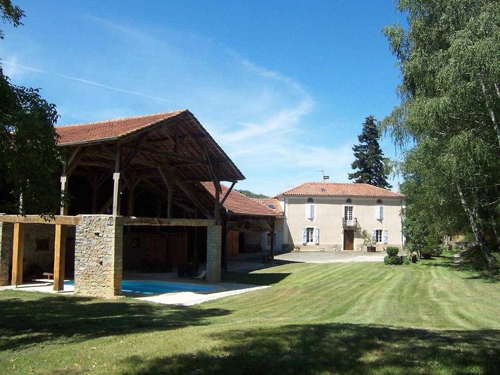 Gîte pour 10 personnes, avec Balcon et Terrasse ainsi que Jardin et Piscine à Ganties