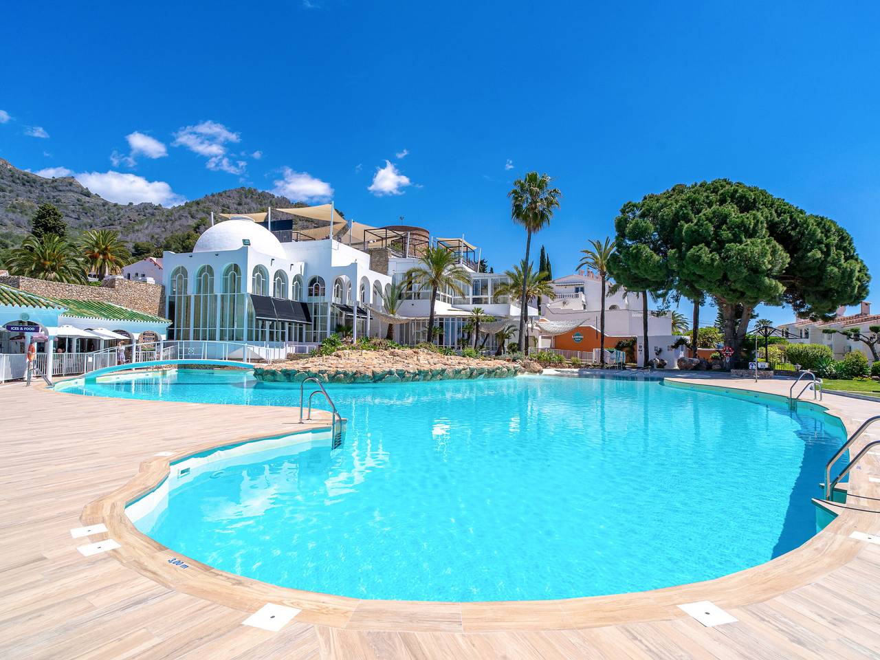 Entire apartment, 2-Bedroom Apartment with Panoramic View in Nerja in Nerja, Costa del Sol