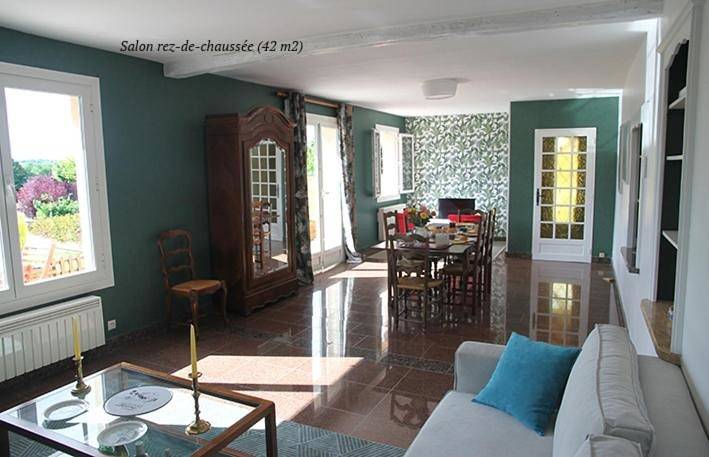 Location de vacances pour 7 personnes, avec vue sur le lac ainsi que jardin et vue à Ravières - 4