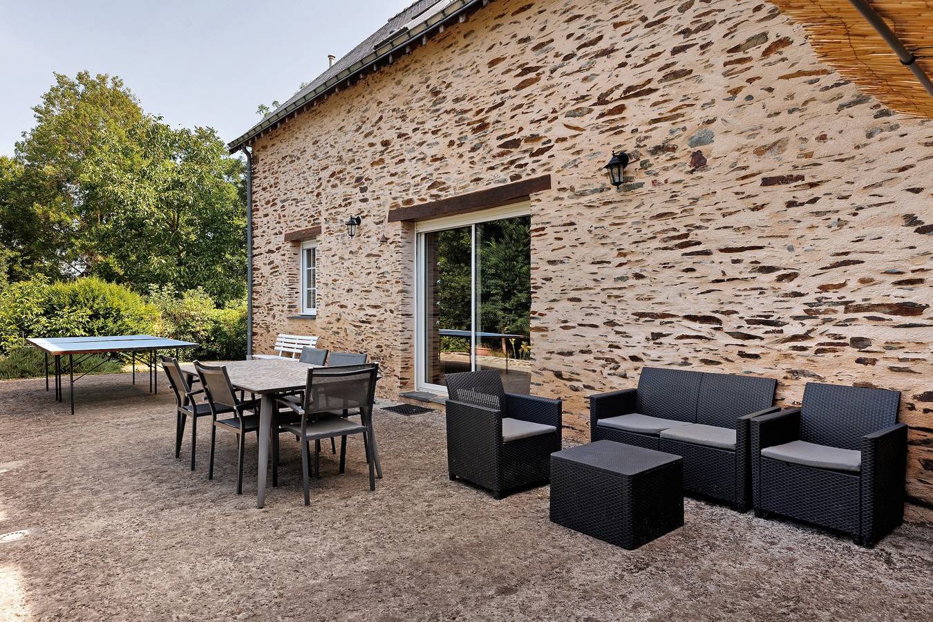 Gîte Le Relais Des Hirondelles : Vue sur lac, terrasse privée et Wi-Fi in Segré-en-Anjou-Bleu, Région de Segré