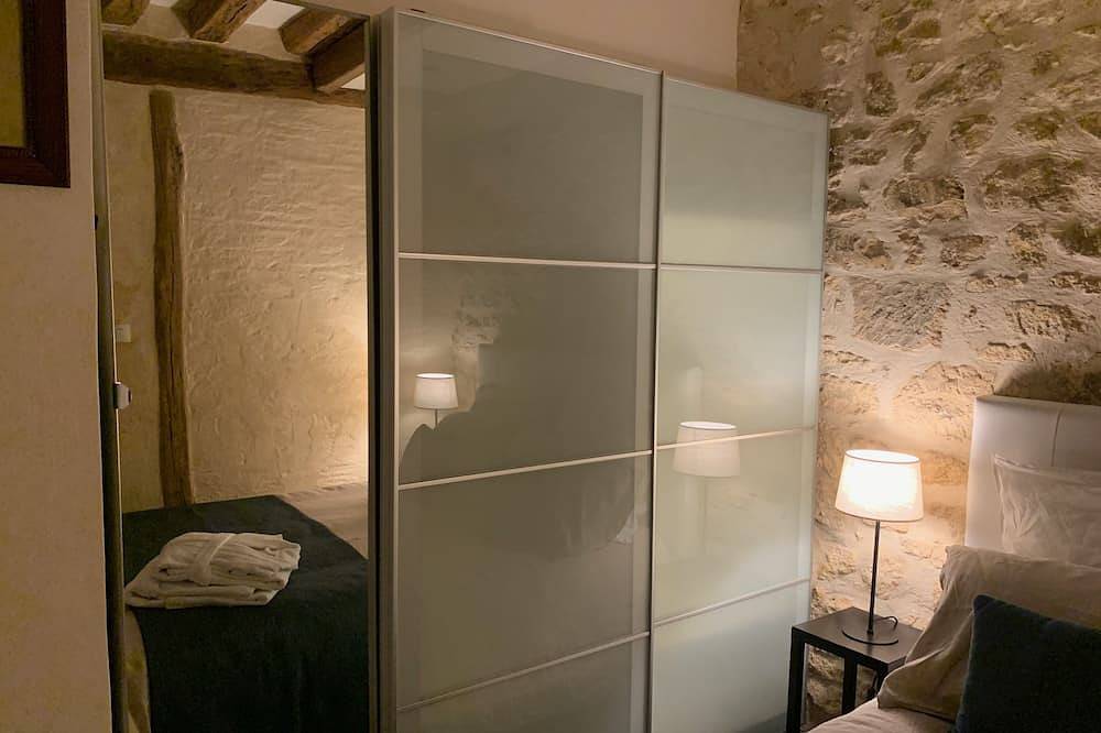 Entire apartment, Le Petit Hameau de Chantilly - Chic and Charming Studio in the Heart of Chantilly in Chantilly, Oise