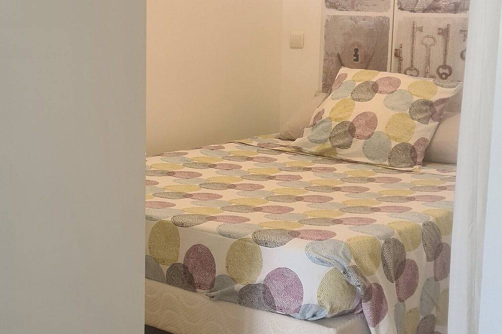 Entire apartment, Gîte Climatisé Pour 2 Personnes Avec Piscine Partagée in Bollène, Vaucluse