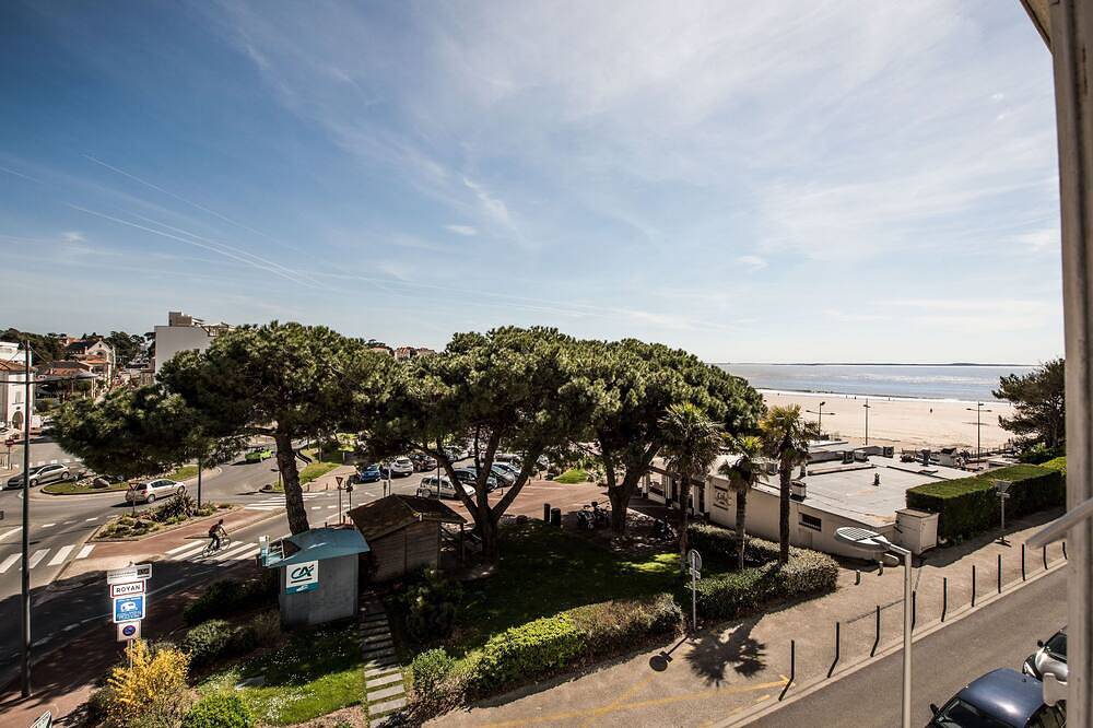 Appartement entier, Sur la plage de Pontaillac duplex de charme 62 m², accès piscine. in Pontaillac, Vaux-sur-Mer