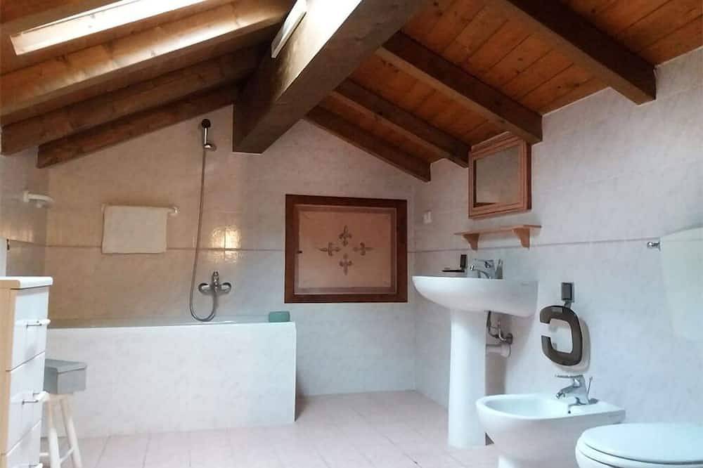 Appartement entier, Former military outpost watchtower at the entrance to the village. in Castelletto d'Orba, Province d'Alexandrie