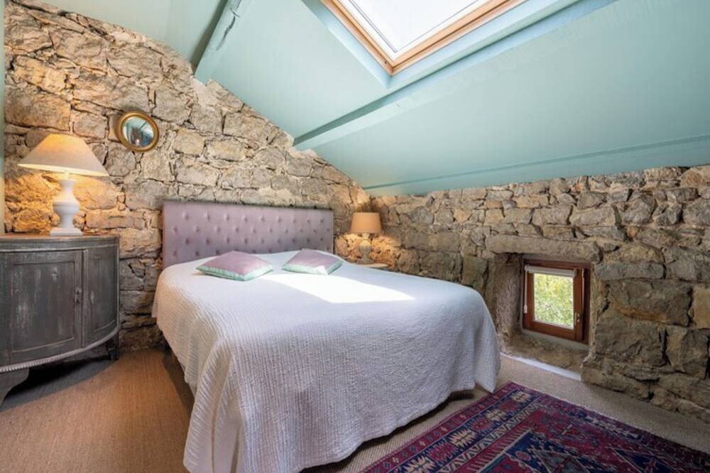 Beautiful former farmhouse with swimming pool in Labeaume, Ardèche