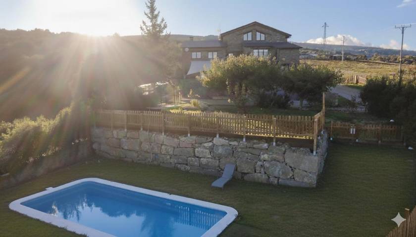 Casa de vacaciones para 9 personas, con piscina además de jardín y vistas en Alto Urgel
