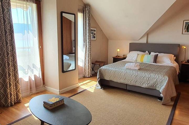 Lake Annecy villa, wide views of the lake and mountains in the heart of Veyrier in Veyrier-du-Lac, Annecy region