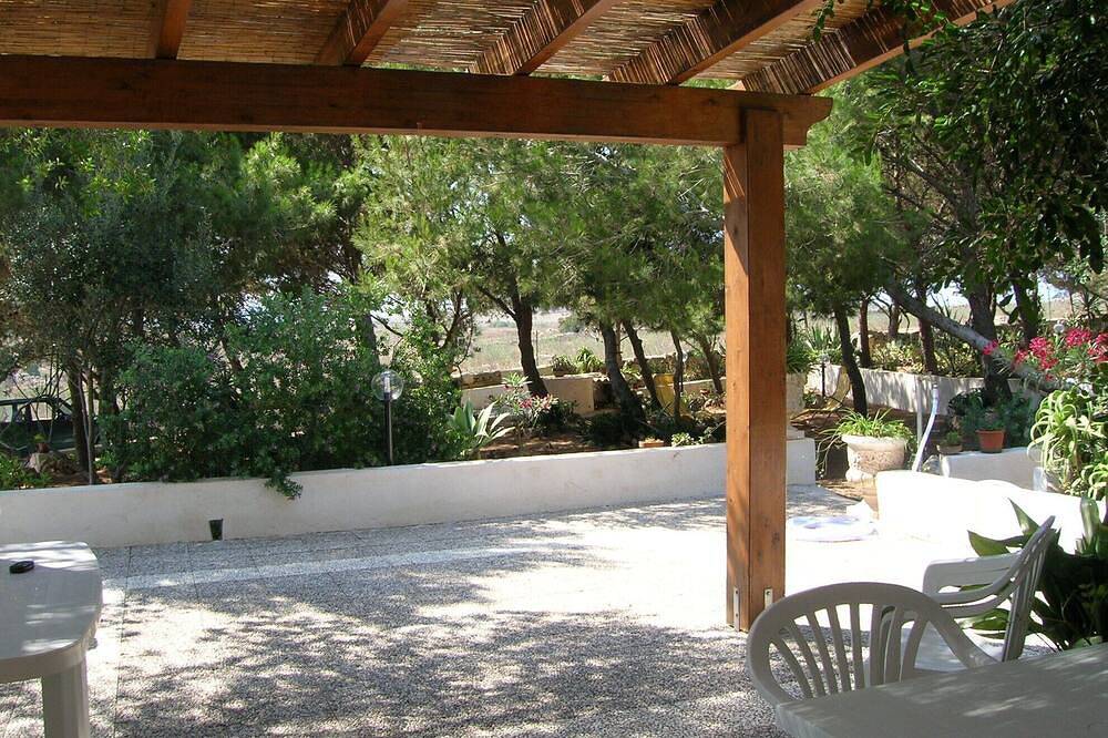 Favignana: für 2 in das Grün eines Wonderful Pinewood in Cala Rossa (Favignana), Favignana