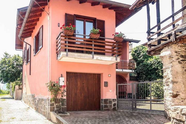 Vacation rental for 6 people, with Balcony/Terrace and Yard in Comune di Pella