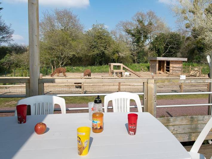 Camping pour 6 personnes, avec bassin pour enfant ainsi que terrasse et piscine en Normandie - 2